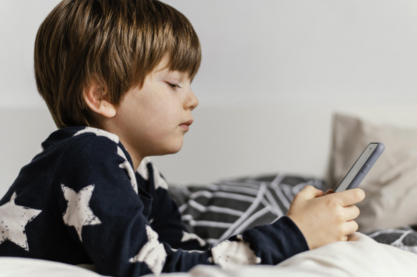 Instituto de Especialidades e Sono em Goiânia - Crianças que fazem uso excessivo de celulares e tablets podem ter o sono prejudicado