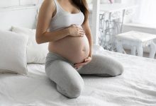 Quais posições ajudam a aliviar as contrações no parto?