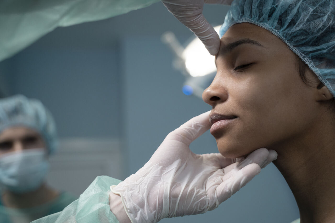 Quanto tempo dura o procedimento de lifting facial e qual é o tempo de recuperação?