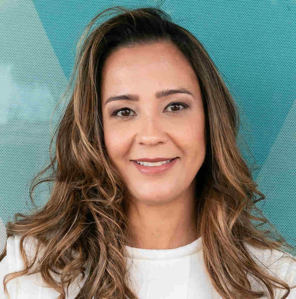 Conheça a Dra. Renata Pereira: especialista em prótese dentária e clínico geral