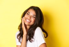Quer transformar seu sorriso? Faça lentes de contato dental! Agende sua consulta! As lentes de contato dentais se destacam como uma solução versátil e minimamente invasiva, que oferece resultados surpreendentes. Elas são lâminas ultrafinas de porcelana ou resina aplicadas sobre a superfície dos dentes para melhorar sua aparência. São utilizadas para corrigir imperfeições como descoloração, desalinhamento leve, desgastes ou espaços entre os dentes (diastemas), proporcionando um sorriso mais uniforme e esteticamente agradável. Principais benefícios das lentes de contato dentais: Estética aprimorada: Proporcionam um sorriso harmonioso e natural. Procedimento minimamente invasivo: Geralmente requerem pouco ou nenhum desgaste da estrutura dental original, preservando a integridade dos dentes. Durabilidade: Quando bem cuidadas, podem durar muitos anos sem alterar cor ou forma. Se você sonha com um sorriso perfeito, agende sua avaliação e descubra como as lentes de contato dentais podem transformar a sua estética dental!