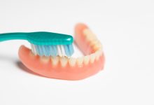 Você usa prótese dentária Saiba como higienizar corretamente.