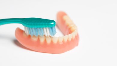 Você usa prótese dentária Saiba como higienizar corretamente.