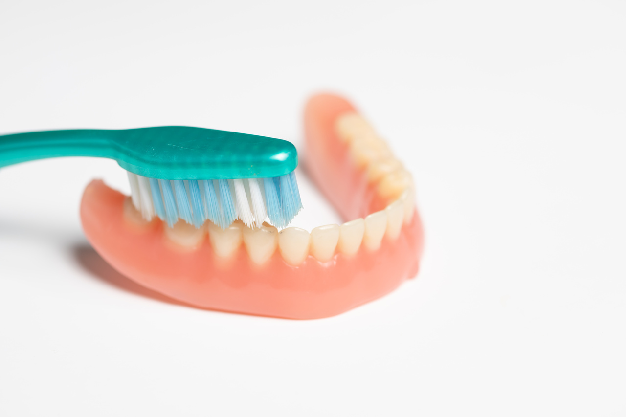 Você usa prótese dentária Saiba como higienizar corretamente.