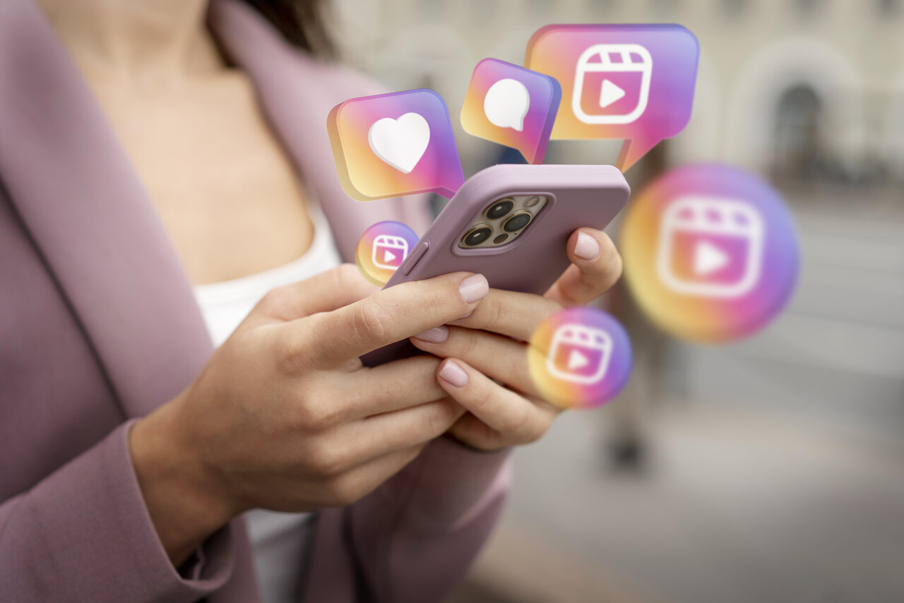 ⁠Dra. Lorena Rosique Cirurgiã Plástica Goiânia - Como as redes sociais influenciam o comportamento atual